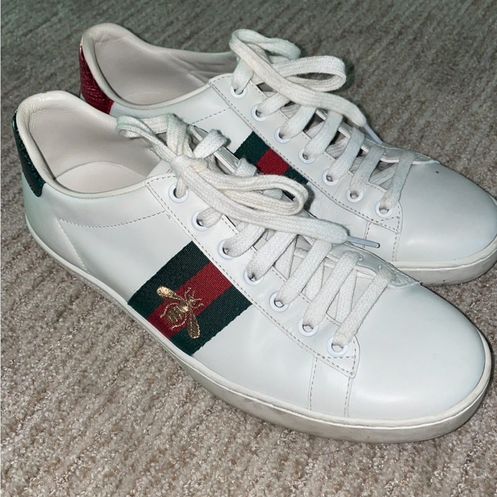 Women’s Gucci ace embroidered bee sneakers
